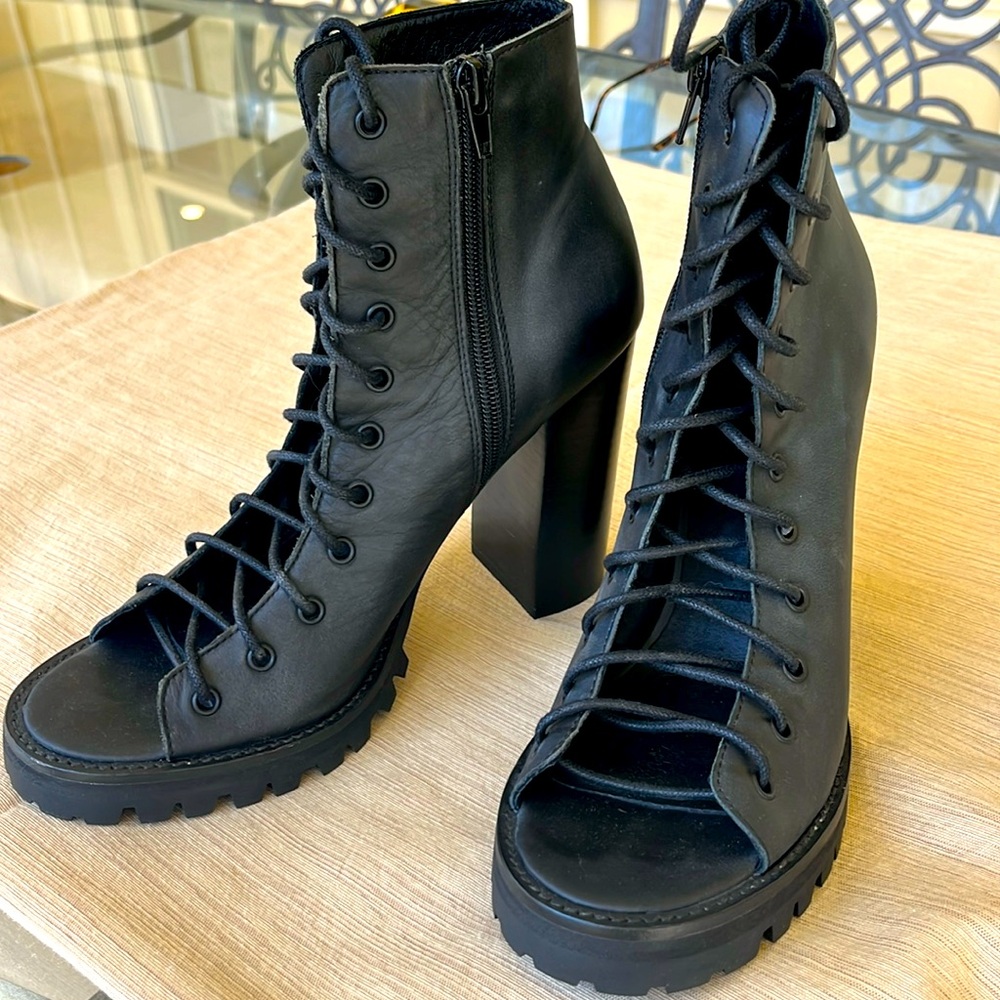 New never worn Jeffrey Campbell Free People Womens 9 lace up booties black